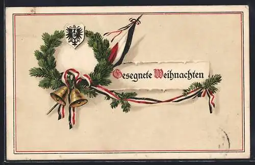 Künstler-AK Weihnachtsgrüsse, Tannenkranz mit Glocken und Schleife in Farben des Kaiserreichs