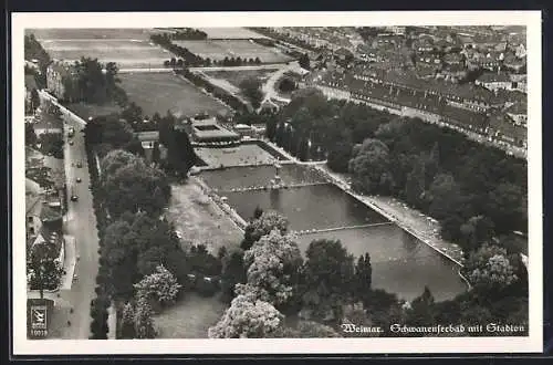 AK Weimar / Thür., Schwanenseebad mit Stadion vom Flugzeug aus