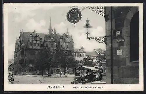 AK Saalfeld / Thür., Marktplatz mit Rathaus