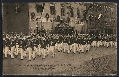 AK Freiberg / Sa., Letzte grosse Königs-Bergparade am 6. April 1905, Aufzug der Berghäuer vor dem Rathskeller