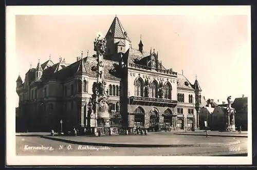 AK Korneuburg /N. Ö., Rathausplatz mit Rathaus