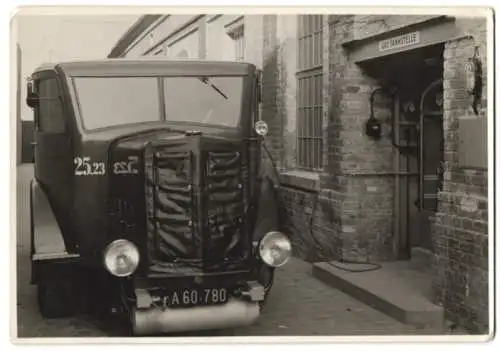 Fotografie Lastwagen wird an Gas-Tankstelle betankt, LKW mit Kennzeichen Österreich A 60-780