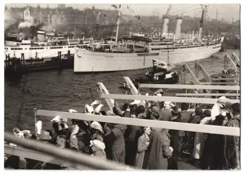 Fotografie Atlantic, Ansicht Hamburg, KdF-Dampfer Wilhelm Gustloff bei der Abfahrt zur ersten Madeira-Fahrt 1938