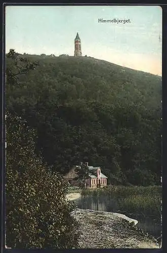 AK Himmelbjerget, Haus am Wasser und Turm auf einem Hügel