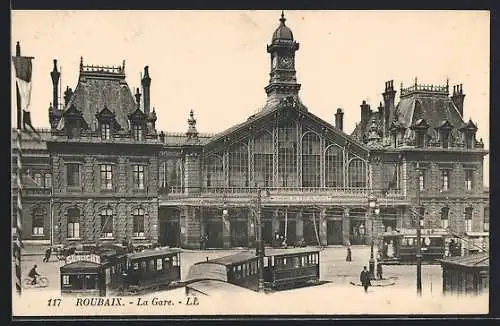 AK Roubaix, La Gare, Bahnhof mit Strassenbahnen