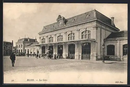 AK Blois, La Gare, Bahnhof mit Kutsche am Eingang