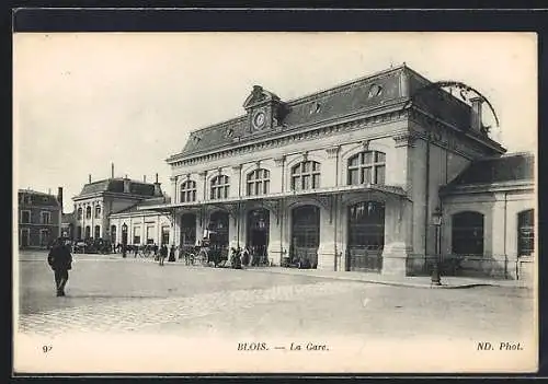 AK Blois, La Gare, Bahnhof mit Kutsche am Eingang