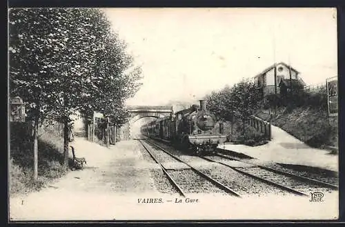 AK Vaires, La Gare, Bahnhof mit Bank und Zug