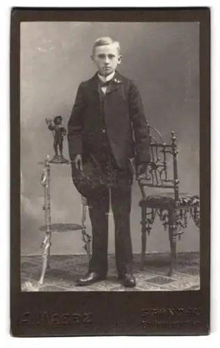 Fotografie A. Maerz, Spandau, Junge in elegantem Anzug mit Statuette