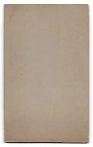 Fotografie A. Maerz, Spandau, Junge in elegantem Anzug mit Statuette
