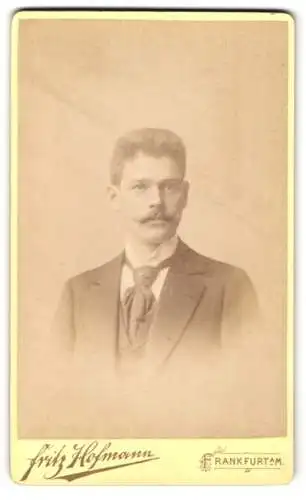 Fotografie Fritz Hofmann, Frankfurt, Portrait eines eleganten Herrn