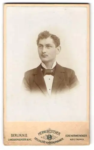 Fotografie Herm. Besteher, Berlin, Landsbergerstr. 46 /47, Portrait eines Mannes in Anzug mit Fliege