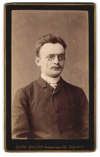 Fotografie Gustav Schlüter, Goslar, Breitestrasse 92, Portrait eines Mannes mit Brille