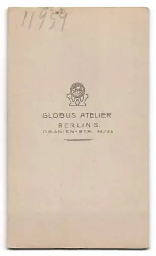 Fotografie Globus Atelier, Berlin, Oranienstrasse 52 /55, Porträt einer Frau in elegantem Kleid