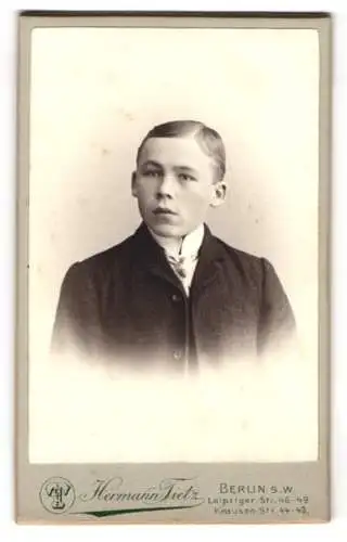 Fotografie Hermann Tietz, Berlin, Leipziger Str. 46-49, Porträt eines jungen Mannes