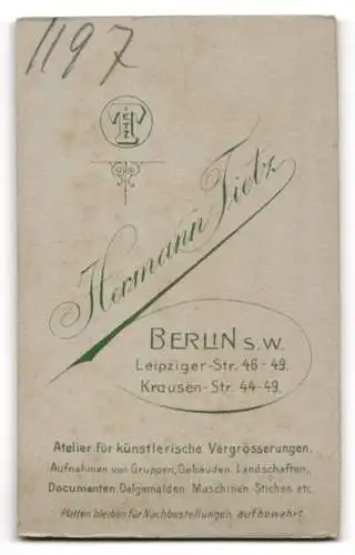 Fotografie Hermann Tietz, Berlin, Leipziger Str. 46-49, Porträt eines jungen Mannes