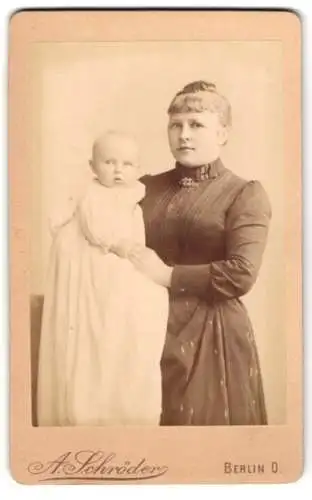 Fotografie A. Schröder, Berlin, Gr. Frankfurterstr. 117, Mutter mit Kind im weissen Taufkleid