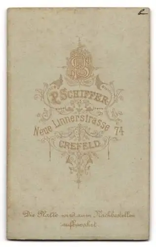 Fotografie P. Schiffer, Crefeld, Neue Linnerstrasse 74, Portrait eines Mannes im Anzug
