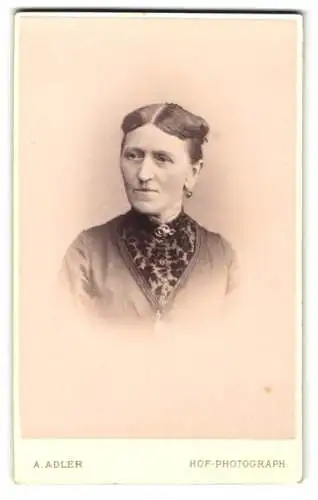 Fotografie A. Adler, Dresden, Victoriastrasse 21, Porträt einer älteren Frau