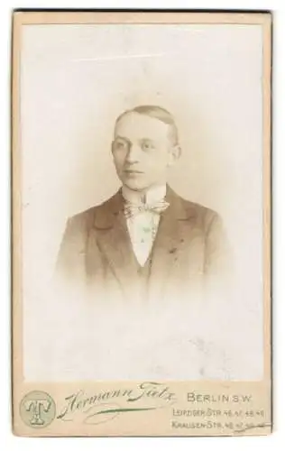 Fotografie Hermann Tietz, Berlin, Leipziger Str. 46, Elegantes Porträt eines jungen Mannes