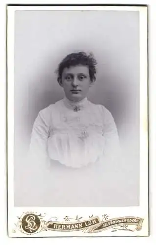 Fotografie Hermann Luh, Seifhennersdorf, Oberdorf, Porträt einer Dame in weisser Bluse