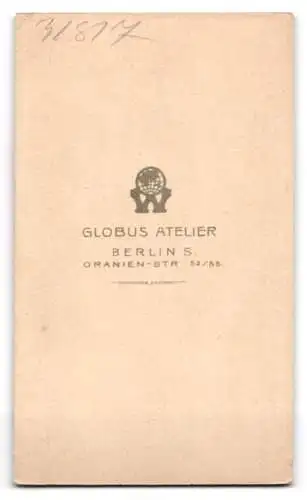 Fotografie Globus Atelier, Berlin S., Oranien-Str. 52 /55, Porträt einer Frau in eleganter Kleidung