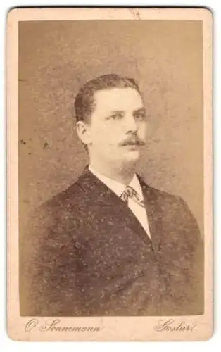 Fotografie O. Sonnemann, Goslar, Hokenstrasse 11, Portrait eines eleganten Herrn