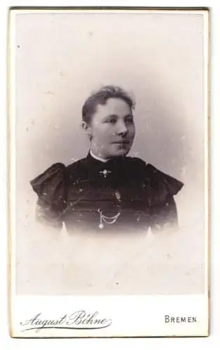 Fotografie August Böhne, Bremen, am Wall 78, Portrait einer Frau im hochgeschlossenen Kleid