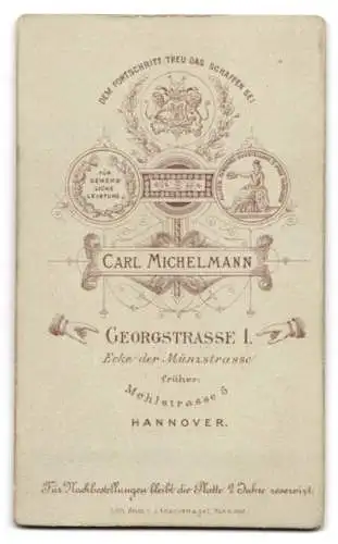 Fotografie Carl Michelmann, Hannover, Georgstrasse 1, Porträt einer Dame in dunkler Kleidung