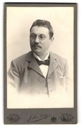 Fotografie J. Seiling, München, Prielmayerstr. 18, Portrait eines Mannes mit Brille