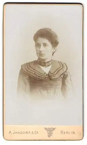 Fotografie A. Jandorf & Co., Berlin, Spittelmarkt 16 /17, Portrait einer Frau in eleganter Kleidung