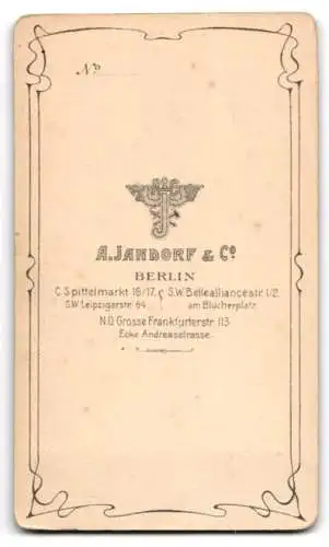 Fotografie A. Jandorf & Co., Berlin, Spittelmarkt 16 /17, Portrait einer Frau in eleganter Kleidung