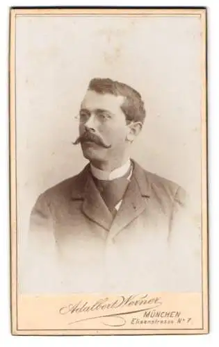 Fotografie Adalbert Werner, München, Elisenstrasse Nr. 7, Porträt eines Mannes mit Brille und Schnurrbart