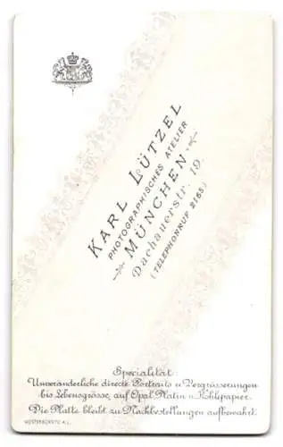 Fotografie Karl Lützel, München, Dachauerstr. 19, Porträt einer Frau in edler Garderobe