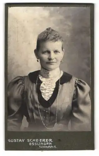 Fotografie Gustav Scheerer, Esslingen, Bahnhofstr. 5, Porträt einer Dame in elegantem Kleid