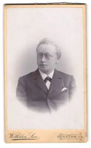 Fotografie Wilhelm Lau, Hartha, Porträt eines Herren mit Brille