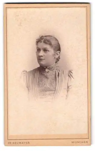 Fotografie Fr. Neumayer, München, Neuhauserstrasse 29, Porträt einer Dame