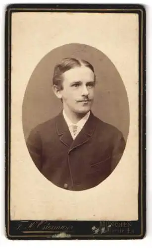 Fotografie F. W. Ostermayr, München, Schillerstrasse 4, Porträt eines jungen Mannes