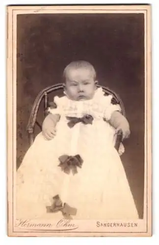 Fotografie Hermann Ohm, Sangerhausen, Georg-Promenade 1, Kleinkind in weissem Kleid