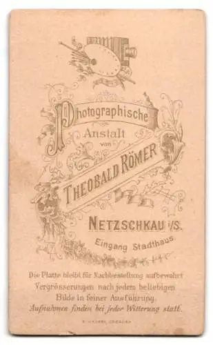 Fotografie Theobald Römer, Netzschkau, Eingang Stadthaus, Porträt einer Frau