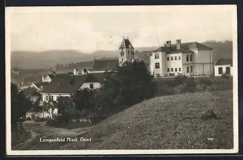 AK Lengenfeld /N.-Ö., Ortspanorama mit Strasse