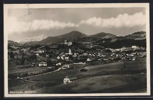 AK Neumarkt /Oberstmk., Gesamtansicht mit Landstrasse und Bergpanorama