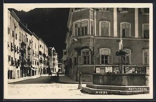 AK Rattenberg, Strassenpartie mit Brunnen