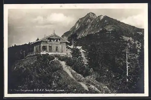 AK Tegelberg-Haus, Berghütte mit Berg im Hintergrund