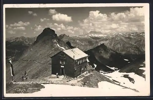 AK Wormserhütte Lechtaleralpen, Schnee im Vordergrund, Wanderer