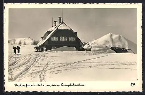 AK Naturfreundehaus, Berghütte mit Skifahrern auf der Taupitzalm