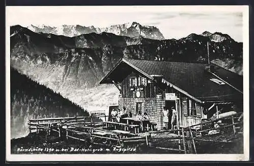 AK Hörndlhütte, Berggasthaus mit Blick auf die Zugspitze, Gäste auf der Terrasse