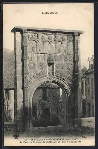 AK Saint-Sauves, Porte antique et historique du château de Chateauneuf