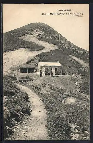 AK Mont-Dore, Le Pic du Sancy avec refuge de montagne et sentier de randonnée