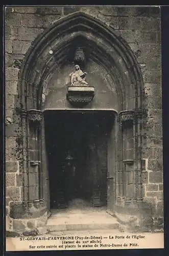 AK St-Gervais-d`Auvergne, La Porte de l`Église avec statue de Notre-Dame de Pitié